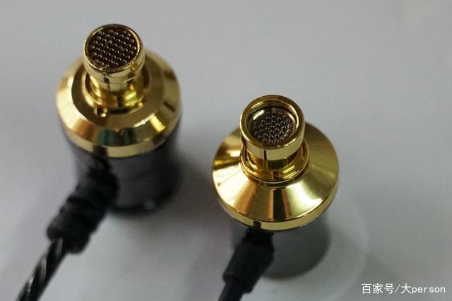 kycom_高以翔遗照登屏幕暖笑道別 女友Bella坐二老旁眼眶泛泪(图2)